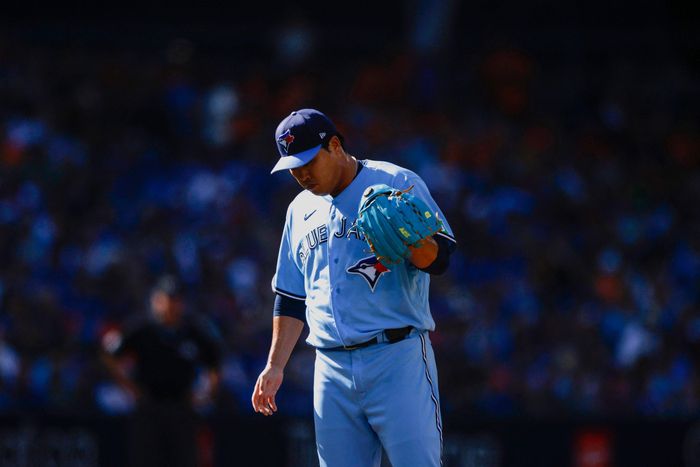 류현진이 1일(한국시간) 로저스센터에서 열린 탬파베이와 홈경기에 선발등판해 호흡을 고르고 있다. 토론토(캐나다) | AFP 연합뉴스