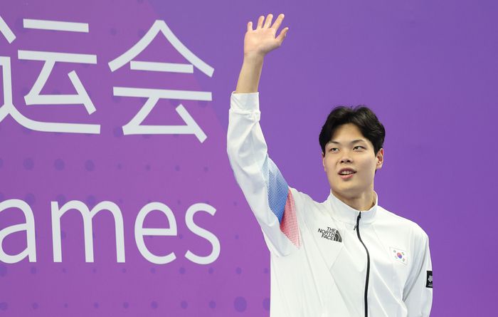 27일 중국 항저우 올림픽 스포츠센터 수영장에서 열린 2022 항저우 아시안게임 수영 남자 자유형 200ｍ 결승에서 동메달을 획득한 이호준이 시상대에 올라 인사하고 있다. 사진 | 항저우=연합뉴스