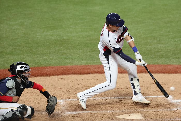 한국 야구대표팀 윤동희가 1일 사오싱 야구·소프트볼센터에서 열린 아시안게임 B조 조별리그 홍콩전에서 적시타를 뽑아내고 있다. 자신의 히팅포인트보다 훨씬 앞에서 배트와 공이 만난다. 사진 | 항저우(중국)=연합뉴스
