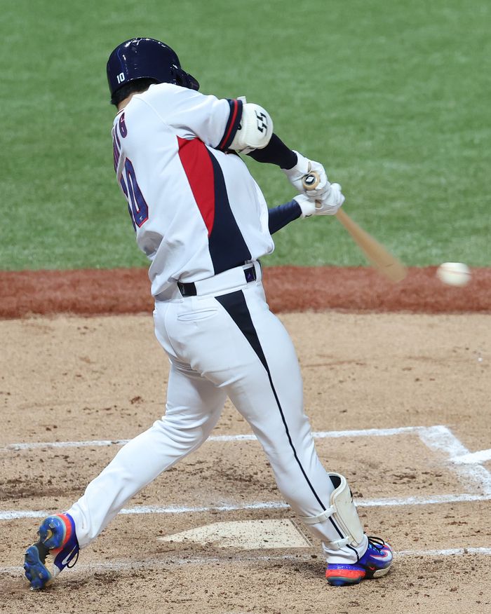 한국 야구대표팀 문보경이 1일 사오싱 야구·소프트볼센터에서 열린 아시안게임 B조 조별리그 홍콩전에서 적시타를 만들고 있다. 배트가 몸을 완전히 벗어나 공을 때리고 있다. 사진 | 항저우(중국)=연합뉴스