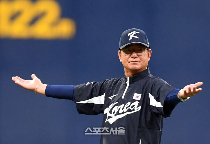 류중일 감독이 9월27일 고척스카이돔에서 열린 국내 마지막 훈련에서 선수들을 살펴보고 있다. 고척 | 강영조기자 kanjo@sportsseoul.com