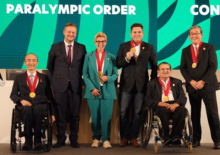 2023 IPC 정기총회에서 패럴림픽 훈장 수상자들이 기념촬영을 하고 있다. 왼쪽부터 정진완 회장, 앤드류 파슨스 IPC 위원장, 리타 반 드리엘 IPC 전 집행위원(2021 수상자), 그렉 누젠트 영화 ‘라이징 피닉스’ PD(2021 수상자), 호르헤 오초아 엘살바도르NPC 전 위원장, 야스시 야마와키 전 IPC 집행위원(2021 수상자)