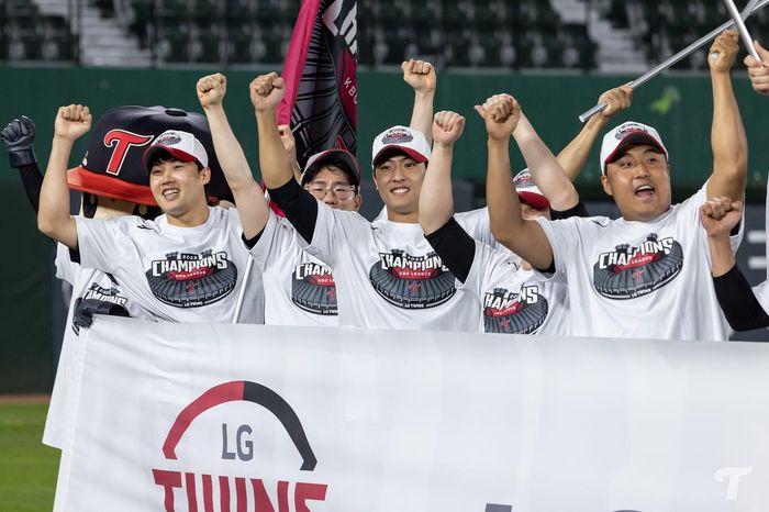 LG 임찬규를 포함한 LG 선수들이 지난 4일 사직 롯데전 후 정규시즌 우승을 축하 세리머니를 하고 있다. 사진 | LG 트윈스
