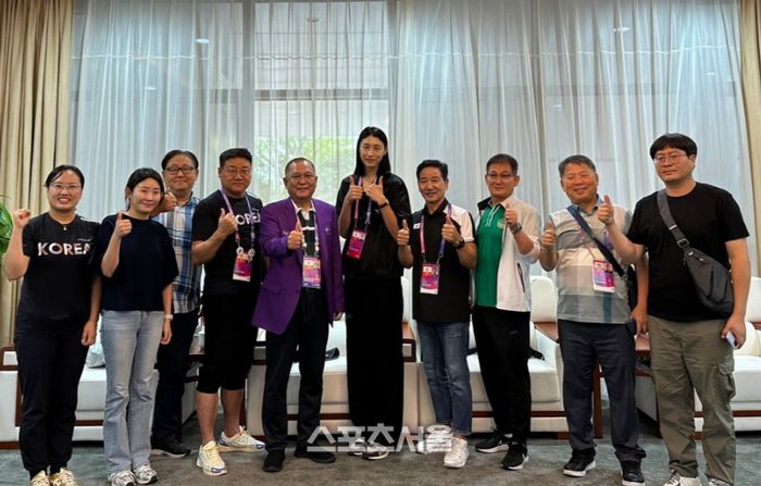 김연경(가운데)이 안세영의 여자단식 8강전 직관 뒤 안세영 어머니인 이현희(맨왼쪽), 김중수(왼쪽에서 5번째) 아시아배드민턴연맹 회장, 홍성길(오른쪽에서 두번째)  광주시배드민턴협회 회장 등과 포즈를 취하고 있다. 제공|홍성길 회장