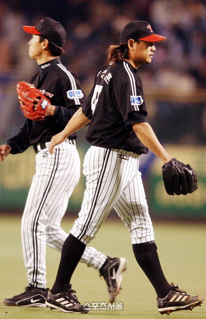 2002 한국시리즈 6차전에서 홈런을 맞은 LG 이상훈이 최원호와 교체되고 있다. | 스포츠서울DB