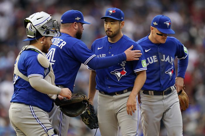 미네소타 트윈스와의 와일드카드 시리즈 2차전 0-2로 뒤진 5회 불펜에서 등판한 기구치 유세이를 교체하는 토론토 블루제이스 존 슈나이더 감독. AP연합뉴스