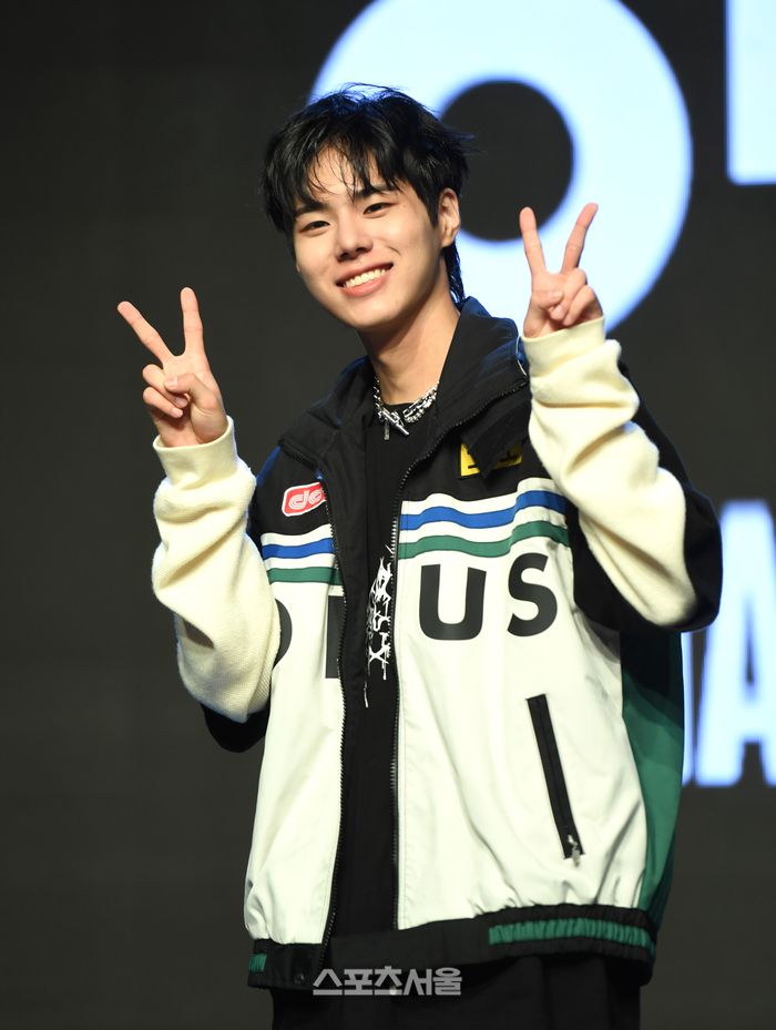 82MAJOR(에이티투메이저) 황성빈이 11일 서울 강남구 일지아트홀에서 열린 데뷔 싱글 ‘ON(온) 발매기념 미디어 쇼케이스에서 포토타임을 갖고 있다.2023. 10. 11.최승섭기자 thunder@sportsseoul.com