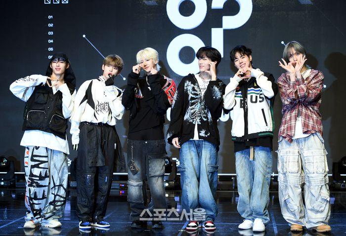 82MAJOR(에이티투메이저) 윤예찬, 김도균, 남성모, 박석준, 황성빈, 조성일(왼쪽부터)이 11일 서울 강남구 일지아트홀에서 열린 데뷔 싱글 ‘ON(온) 발매기념 미디어 쇼케이스에서 포토타임을 갖고 있다.2023. 10. 11.최승섭기자 thunder@sportsseoul.com