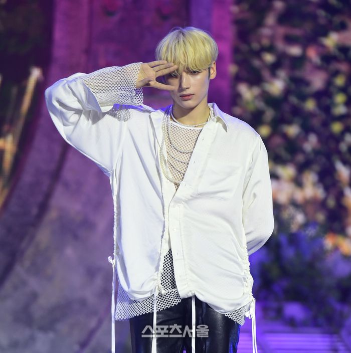 투모로우바이투게더(투바투) 휴닝카이가 12일 서울 경희대학교 평화의전당에서 열린 정규 3집 ‘이름의 장: FREEFALL’ 발매기념 미디 어쇼케이스에서 포토타임을 갖고 있다. 2023. 10. 12.최승섭기자 thunder@sportsseoul.com