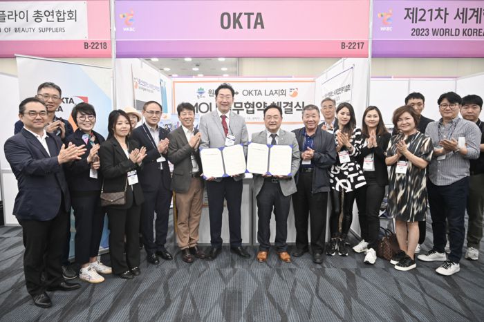 원강수 원주시장이 제21회 세계한인비지니스대회(구 한상대회)에서  LA지회와 MOU를 하고 있다.   사진|원주시청