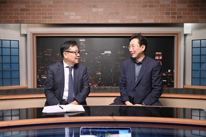 원강수 원주시장이 미국 현지 시니고TV와 인터뷰를 하고 있다.  사진|원주시청