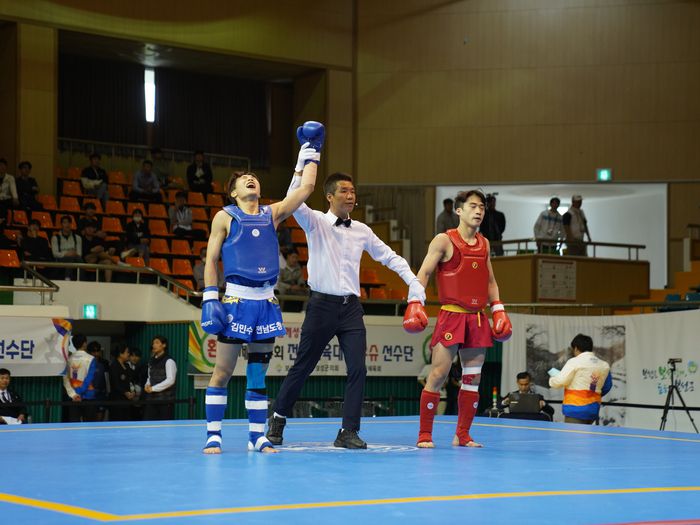 우승 직후 포효하는 김민수(왼쪽). 제공 | 대한우슈협회
