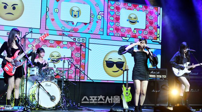 걸밴드 QWER(큐더블유이알)이 18일 서울 마포 무신사 개러지에서 열린 싱글 1집 ‘Harmony from Discord’(하모니 프롬 디스코드) 발매 기념 미디어 쇼케이스에서 타이틀곡 디스코드 공연을 하고 있다. 최승섭기자 thunder@sportsseoul.com