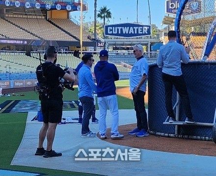 지난 10일 다저스타디움에서 벌어진 디비전시리즈 2차전에서 마크 월터스 구단주(오른쪽), 데이브 로버츠 감독, 앤드류 프리드먼 야구 담당 사장이 대화하고 있다. LA=문상열 전문기자