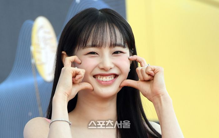 가수 츄가 19일 인천 파라다이스시티호텔에서 열린 제 2회 청룡시리즈어워즈에 참석하면서 취재진을 향해 포즈를 취하고 있다.  2023. 7. 19. 인천 | 박진업기자 upandup@sportsseoul.com