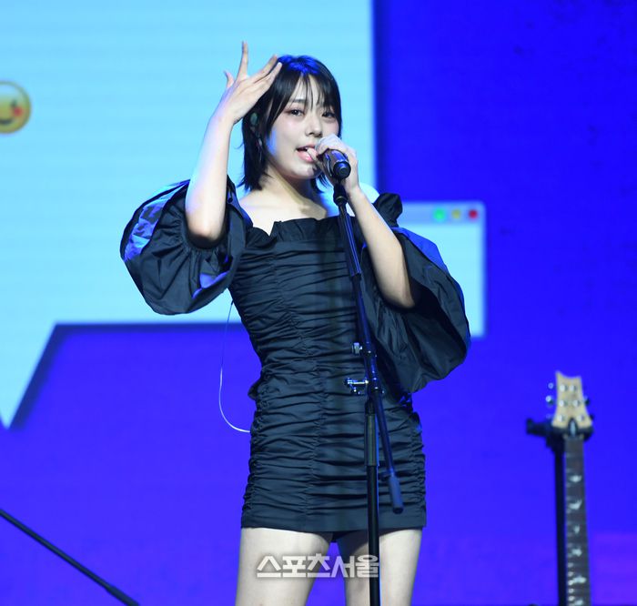 걸밴드 QWER(큐더블유이알) 시연이 18일 서울 마포 무신사 개러지에서 열린 싱글 1집 ‘Harmony from Discord’(하모니 프롬 디스코드) 발매 기념 미디어 쇼케이스에서 타이틀곡 디스코드 공연을 하고 있다. 최승섭기자 thunder@sportsseoul.com