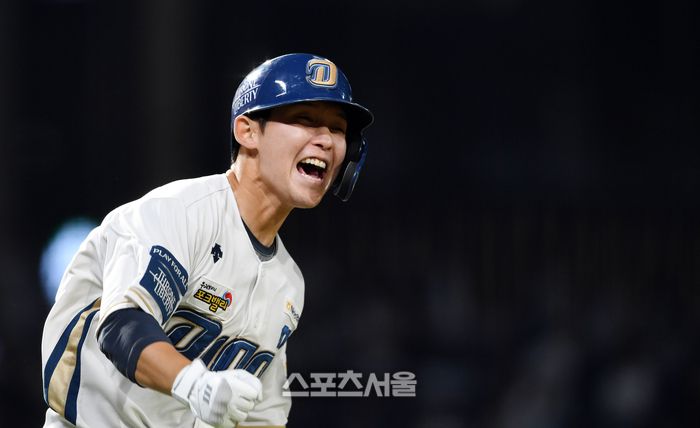 NC 다이노스 서호철이 19일 창원 NC파크에서 열리는 두산 베어스와 와일드카드 결정전 1차전 4회말 2사 만루 상황에서 두산 선발 곽빈을 상대로 역전 만루 홈런을 친 뒤 기뻐하고 있다. 2023. 10. 19. 창원 | 박진업기자 upandup@sportsseoul.com