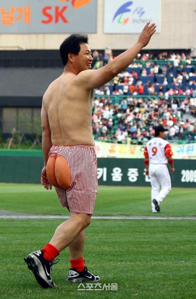 이만수 전 SK 감독의 2007년 SK 수석코치 시절 팬티 세리머니 모습. 스포츠서울 DB
