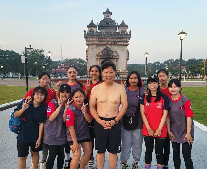 이만수 전 SK 감독과 라오스 여자야구 대표팀 선수들. 사진제공 | 헐크 파운데이션