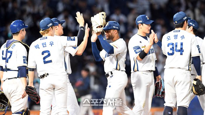 NC 다이노스 선수들이 19일 창원 NC파크에서 열리는 두산 베어스와 와일드카드 결정전 1차전에서 두산에 승리한 뒤 하이파이브를 나누고 있다. 2023. 10. 19. 창원 | 박진업기자 upandup@sportsseoul.com