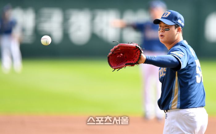 NC 우완투수 신민혁이 22일 인천SSG랜더스필드에서 열린 2023 프로야구 NC다이노스와 SSG랜더스와의 준플레이오프1차전 경기에서 역투하고 있다. .2023.10.22.인천 | 강영조기자 kanjo@sportsseoul.com