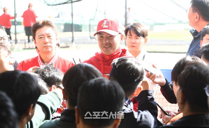 SSG 랜더스 김원형 감독이 22일 인천 SSG랜더스필드에서 열린 2023 KBO리그 NC 다이노스와 준플레이오프 1차전에 앞서 취재진과 인터뷰를 하고 있다. 2023. 10. 22. 문학 | 박진업기자 upandup@sportsseoul.com