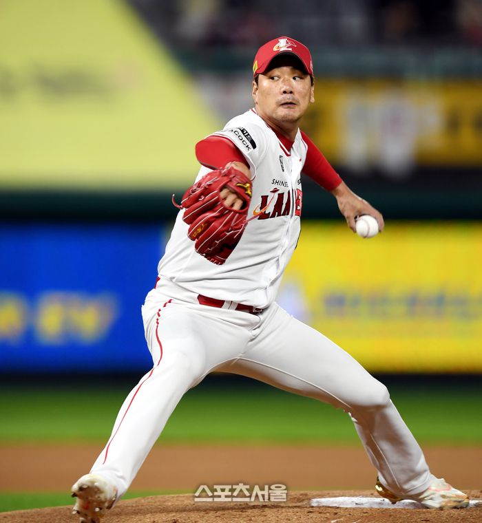 SSG 선발투수 김광현이 17일 인천 SSG랜더스필드에서 열린 2023 KBO리그 두산과 경기에서 역투하고 있다. 2023. 10. 17.문학 | 최승섭기자 thunder@sportsseoul.com