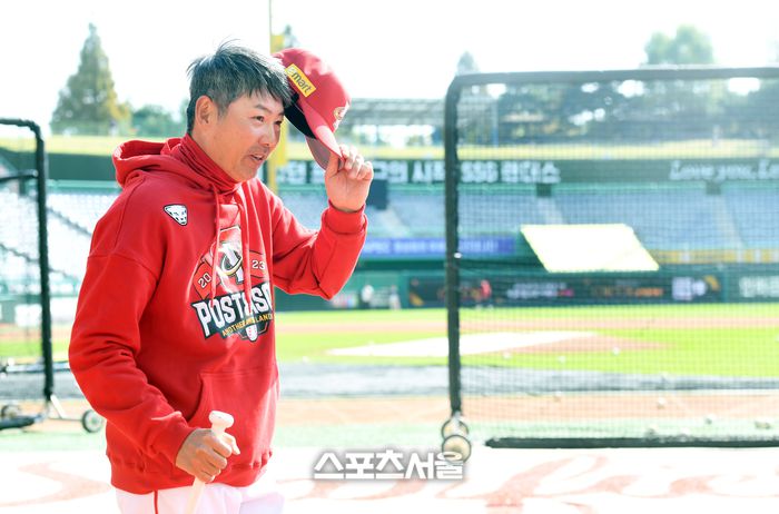 SSG 랜더스 김원형 감독이 22일 인천 SSG랜더스필드에서 열린 2023 KBO리그 NC 다이노스와 준플레이오프 1차전에 앞서 취재진과 인터뷰를 하기 전 인사를 하고 있다. 2023. 10. 22. 문학 | 박진업기자 upandup@sportsseoul.com
