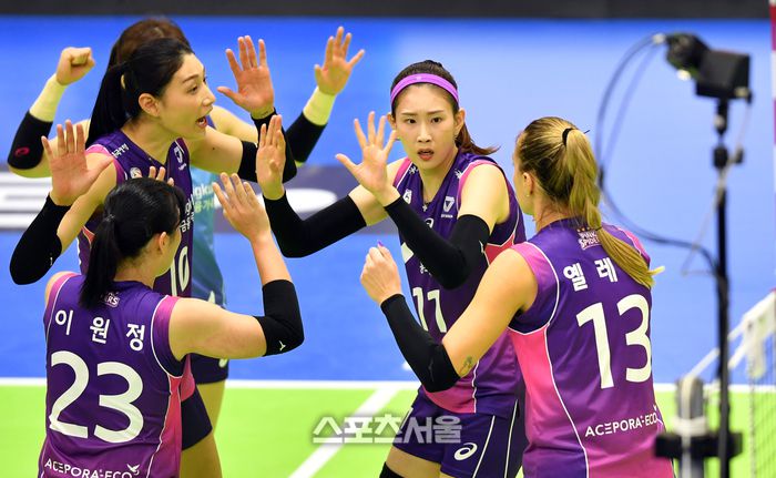 흥국생명 김연경이 18일 수원실내체육관에서 열린 2023-2024 프로배구 흥국생명과 현대건설의 경기에서 친구 김수지와 득점 후 기쁨을 나누고 있다. .2023.10.18.수원 | 강영조기자 kanjo@sportsseoul.com