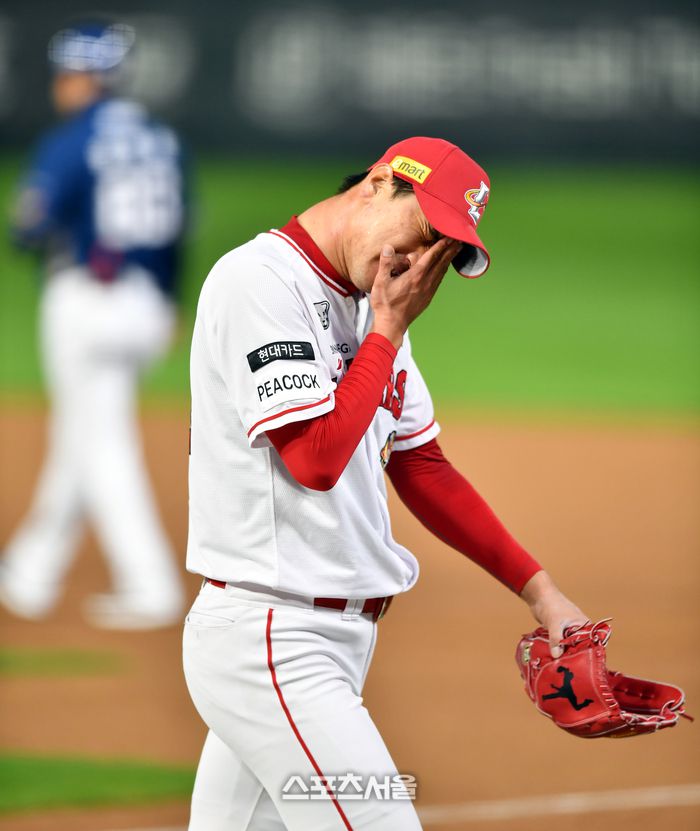 김광현이 23일 인천SSG랜더스필드에서 열린 2023 프로야구 NC다이노스와 SSG랜더스와의 준플레이오프2차전 경기 2회초 1실점한 후 이닝을 마치고 더그아웃으로 향하고 있다. 인천 | 강영조기자 kanjo@sportsseoul.com