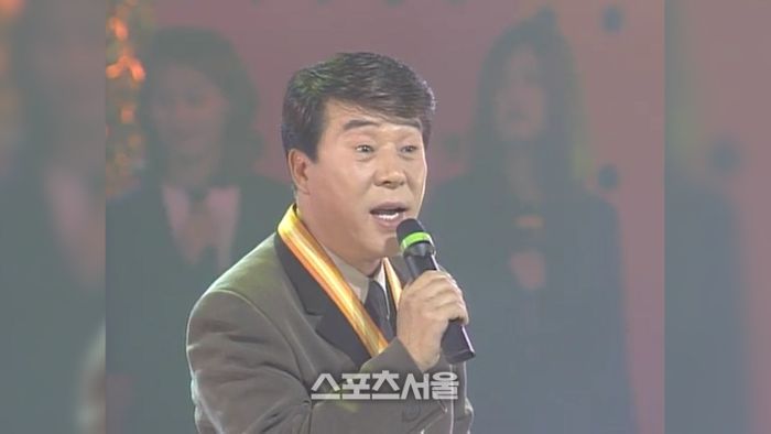 9회(1998년)에는 송대관이 등장해 당시 히트곡 ‘네 박자’를 부르고 있다. 사진|스포츠서울