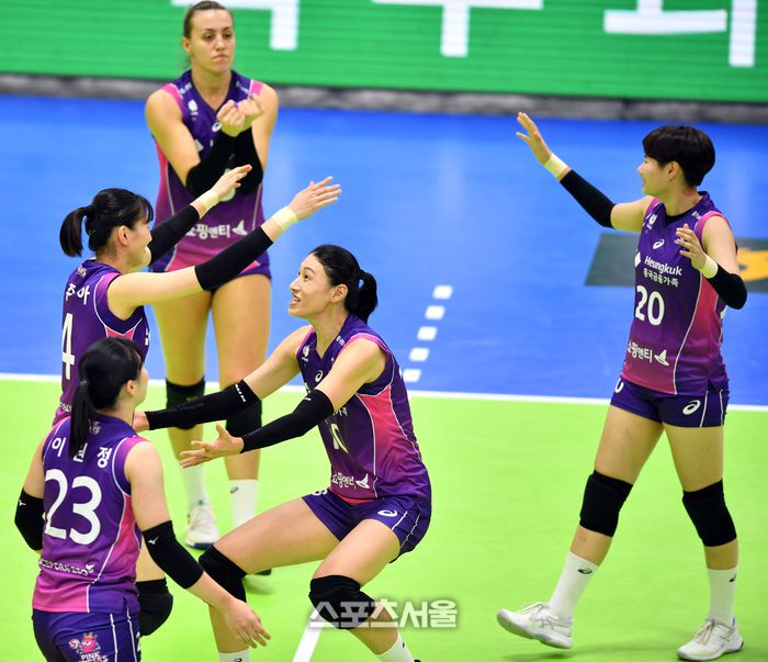 흥국 김연경이 18일 수원실내체육관에서 열린 2023-2024 프로배구 흥국생명과 현대건설의 경기에서 5세트 승부에서 막판 득점을 따낸 이주아를 안아주며 자축하고 있다. .2023.10.18.수원 | 강영조기자 kanjo@sportsseoul.com