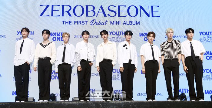 제로베이스원(ZEROBASEONE)이 지난 7월 10일 서울 광진구 예스24 라이브홀에서 열린 데뷔 미니 앨범 ‘유스 인 더 셰이드(YOUTH IN THE SHADE)’ 발매 기념 미디어 쇼케이스에서 취재진을 향해 포즈를 취하고 있다. 왼쪽부터 김규빈, 김지웅, 석매튜, 한유진, 장하오, 성한빈, 김태래, 리키, 박건욱.  사진 | 박진업기자 upandup@sportsseoul.com