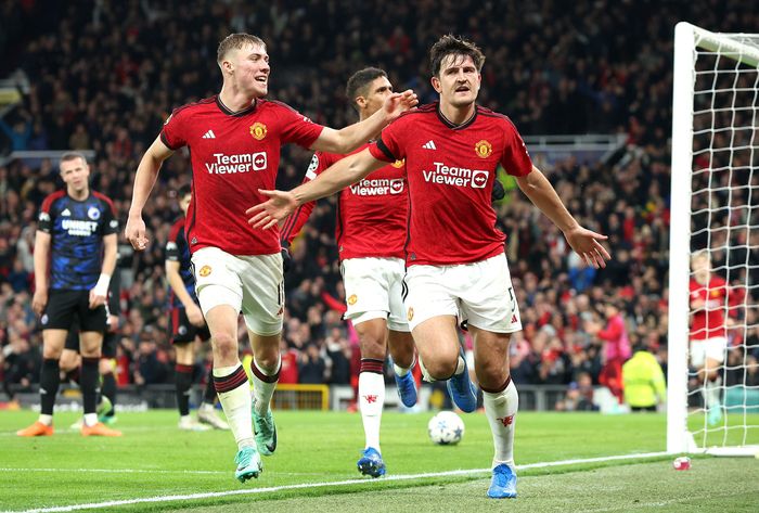 후반 27분 헤더 결승골을 넣은 해리 매과이어(오른쪽). 맨체스터|EPA 연합뉴스