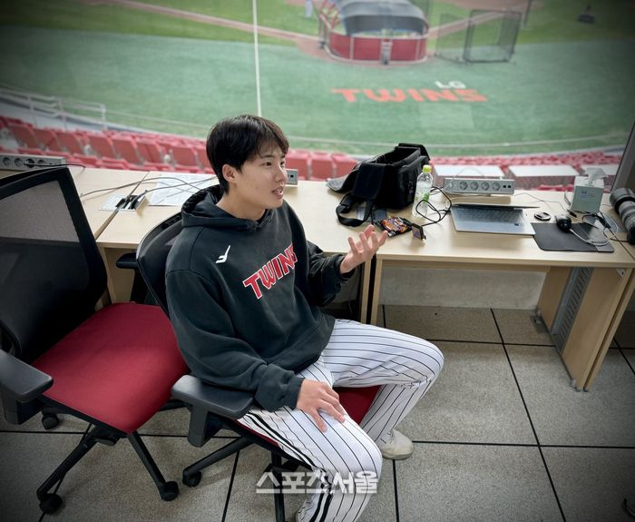 LG 임찬규가 26일 이천 LG 챔피언스파크에서 열린 청백전을 마친 후 취재진과 인터뷰하고 있다. 이천 | 윤세호기자 bng7@sportsseoul.com