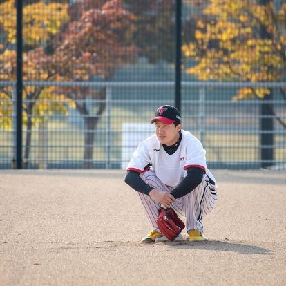 LG 임찬규가 26일 이천LG챔피언스파크에서 열린 오전 훈련을 마친 후 동료들을 바라보고 있다. 사진 | LG 트윈스