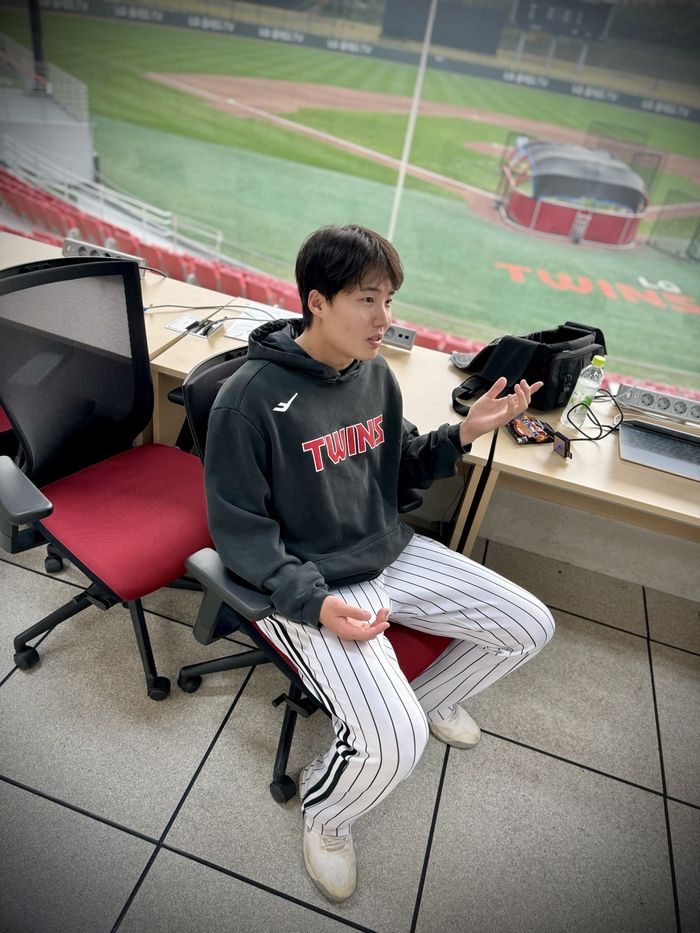 LG 임찬규가 26일 이천 LG 챔피언스파크에서 청백전을 마친 후 취재진과 인터뷰하고 있다. 이천 | 윤세호기자 bng7@sportssoeul.com