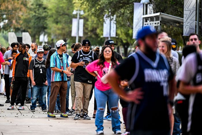 샌안토니오 스퍼스 팬들이 26일 드래프트 전체 1번 빅터 웸반야마의 데뷔전을 보기 위해 프로스트 뱅크 파크 밖에서 길게 줄을 서 있다. 샌안토니오(텍사스주)|연합뉴스