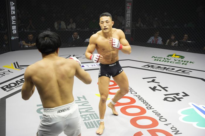 29일 강원도 원주시 서원대로 원주 치악체육관에서 열린 ‘굽네 로드FC 066’ 대회 -63kg 밴텀급 경기에서 양지용(오른쪽)이 타카하시 켄토와 탐색전을 펼치고 있다. 사진 | 로드FC