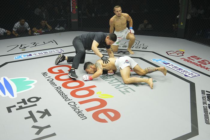 29일 강원도 원주시 서원대로 원주 치악체육관에서 열린 ‘굽네 로드FC 066’ 대회 -70kg 라이트급 토너먼트 결승전에서 난딘에르덴이 아르투르 솔로비예프에 1라운드 TKO 패했다. 사진 | 로드FC