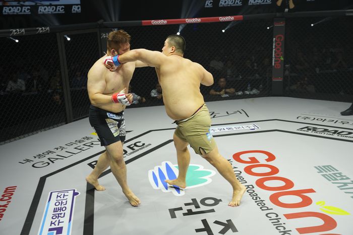 29일 강원도 원주시 서원대로 원주 치악체육관에서 열린 ‘굽네 로드FC 066’ 대회 무제한급 경기에서 김명환(오른쪽)이 심건오에게 펀치를 날리고 있다. 사진 | 로드FC