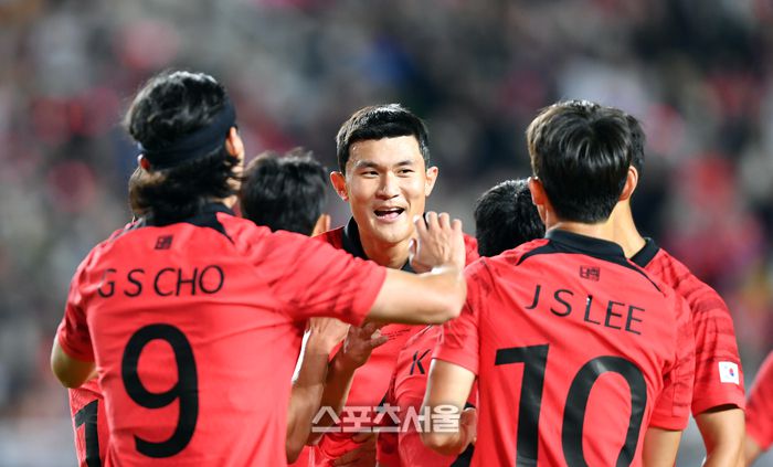 황희찬이 17일 수원월드컵경기장에서 열린 대한민국-베트남 A매치 전반 팀 두번째골을 성공시킨 후 동료들과 자축하고 있다. 김민재.2023.10.17.수원 | 강영조기자 kanjo@sportsseoul.com