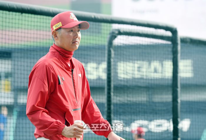 2022년 KBO리그 사상 최초의 와이어 투 와이어 우승을 일궈낸 SSG 김원형 감독은 1년 만에 해고됐다. 문학 | 박진업기자 upandup@sportsseoul.com