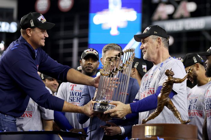 텍사스 레인저스 크리스 영 GM이 월드시리즈 트로피를 자신이 영입한 브루스 보치 감독에게 건네고 있다. AFP연합뉴스