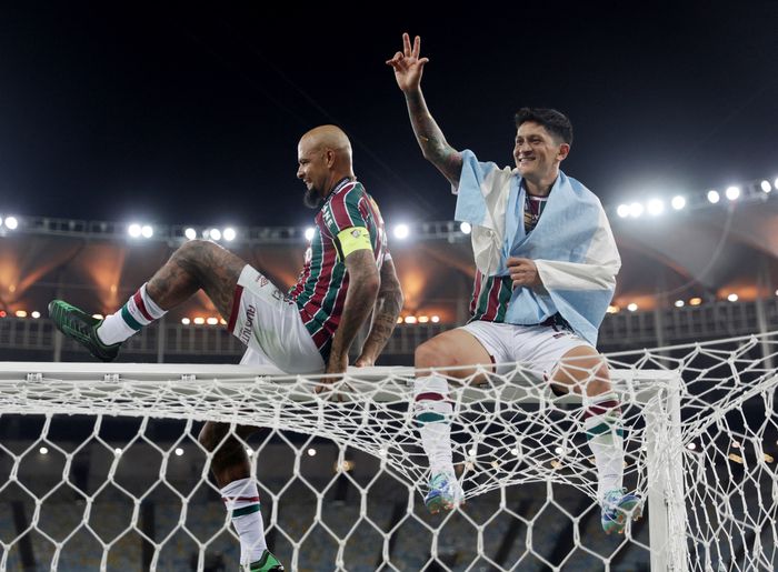 플루미넨세 선수들이 골대에 올라가 우승 기쁨을 만끽하고 있다. 리우데자네이루|로이터 연합뉴스