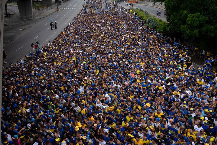 경기에 앞서 보카 주니어스 팬들이 경기장 밖에 운집해 있다. 리우데자네이루|AFP 연합뉴스