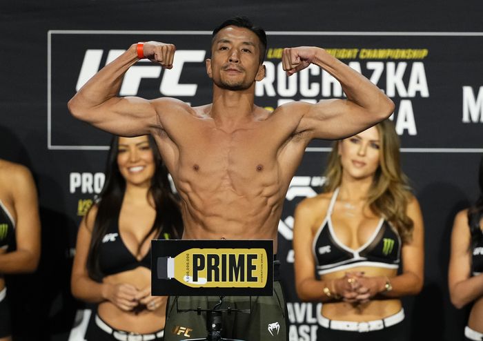 11일(한국시간) 미국 뉴욕 매디슨 스퀘어 가든에서 열린 ‘UFC 295’ 계체에서 강경호가 저울 위에서 포즈를 취하고 있다. 사진 | UFC