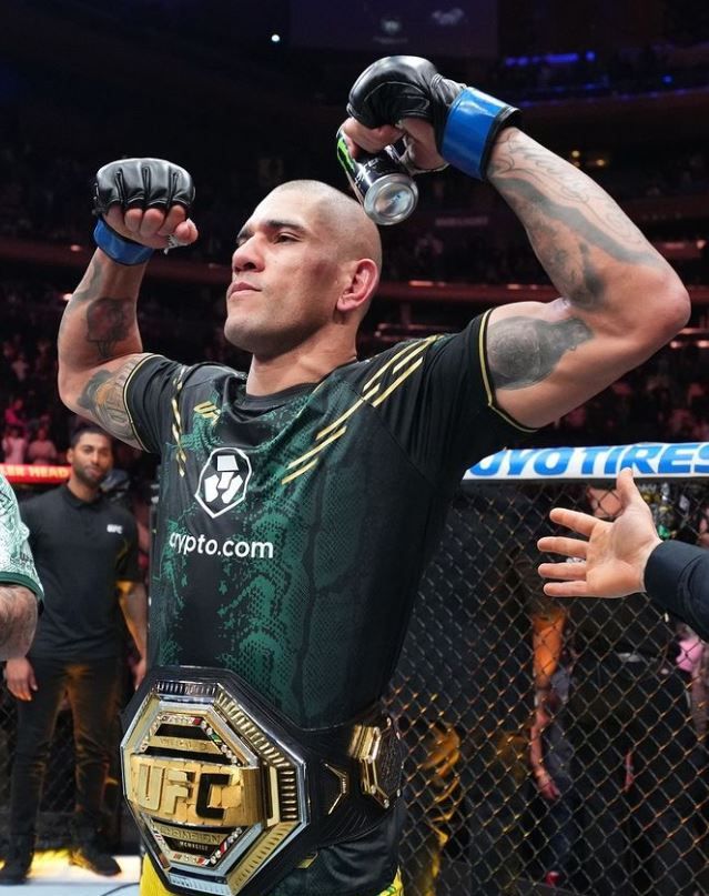 12일(한국시간) 미국 뉴욕 매디슨 스퀘어가든에서 열린 ‘UFC 295: 프로하스카 vs 페레이라’에서 라이트헤비급 챔피언에 오른 알렉스 페레이라. 사진 | UFC