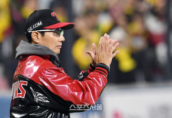 LG 트윈스 염경엽 감독이 11일 수원 KT위즈파크에서 열린 2023 KBO리그 KT 위즈와 한국시리즈 4차전에서 승리한 뒤 선수들을 향해 박수를 보내고 있다. 4차전에서 KT에 15-4로 대승을 거둔 LG는 3승 1패를 기록하며 우승에 1승만을 남겨두게 되었다. 2023. 11. 11. 수원 | 박진업기자 upandup@sportsseoul.com