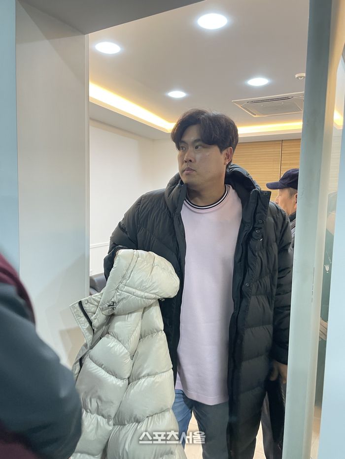 류현진이 13일 한국시리즈 5차전 LG와 KT의 경기가 열린 잠실구장을 찾았다. 경기 전 김인식, 김성근, 김응용 감독을 찾아 인사를 한 후 나오고 있다. 잠실 | 김동영기자 raining99@sportsseoul.com